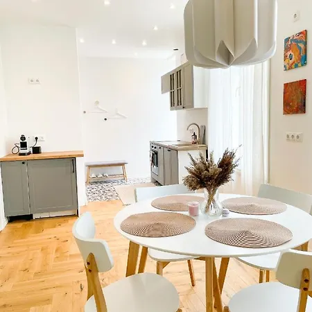 Cozy City Center 2 Bedroom