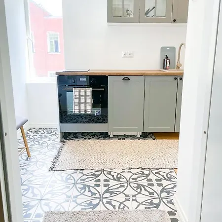 Cozy City Center 2 Bedroom Apartment *