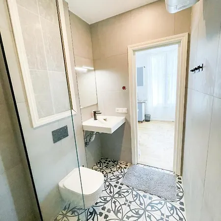 Cozy City Center 2 Bedroom Apartment
